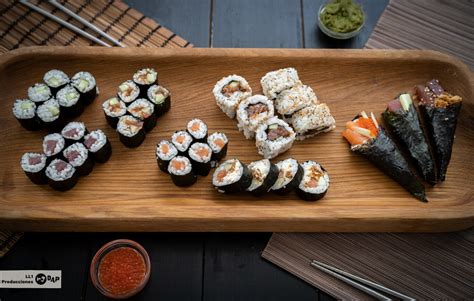 Mesa con diferentes tipos de makis y acompañamientos japoneses.