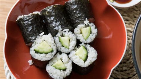 Variedad de ingredientes frescos para rellenos de maki: pescado, aguacate, pepino.