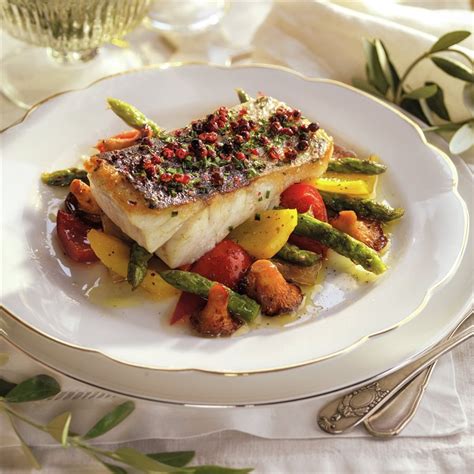 Plato de corvina al horno con verduras asadas y guarnición de setas