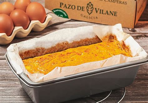 Imagen de un pastel de brócoli dorado y apetitoso recién salido del horno, con una capa de queso gratinado.