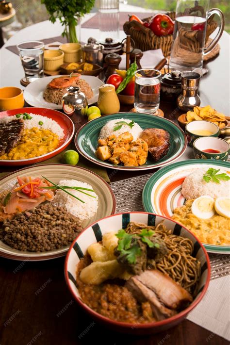 Mesa familiar preparada para una comida de domingo con diversos platos tradicionales