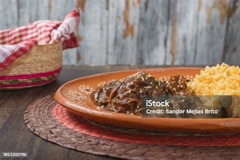 Plato de cuchara tradicional servido en cazuela de barro
