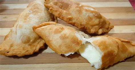 Empanadas de queso recién hechas, fritas y horneadas