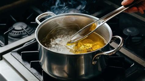 Empanadas friéndose en aceite caliente en una olla