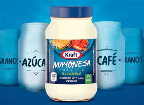 Imagen de un galón de Mayonesa Kraft de 3.78L junto a diversos platos de comida rápida como hamburguesas y papas fritas
