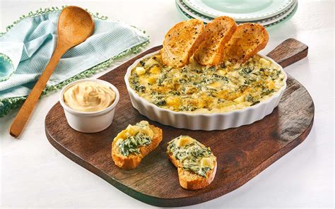Dip cremoso de espinaca y albahaca servido con pan tostado
