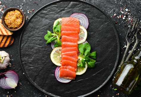Fotografía gastronómica de un plato gourmet que utiliza salmón como ingrediente principal en un entorno de alta cocina.