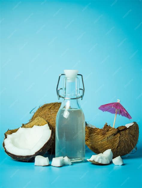 Ilustración de un coco entero y abierto, mostrando la pulpa blanca y el agua interior.