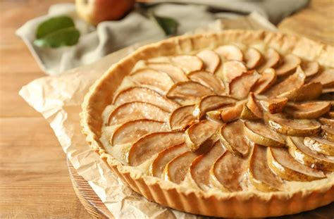 Tarta de pera y castaña recién horneada con un acabado dorado y crujiente.