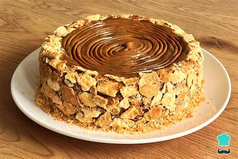 Fotografía de la torta milhojas terminada, lista para servir, mostrando la decoración de chocolate y nueces.