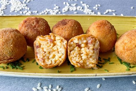 Variedad de croquetas de arroz listas para servir