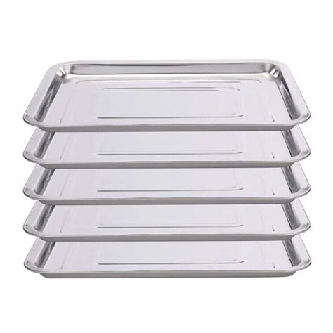 Bandejas de acero inoxidable con arroz enfriándose