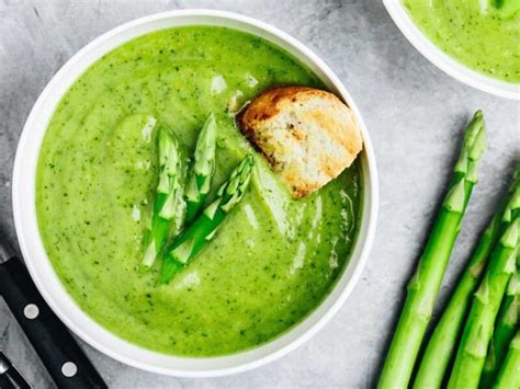 Crema de espárragos con guarnición de jamón y huevo