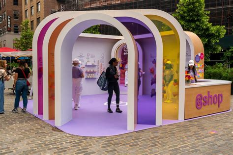 Fotografía de una activación interactiva de marca en un espacio público