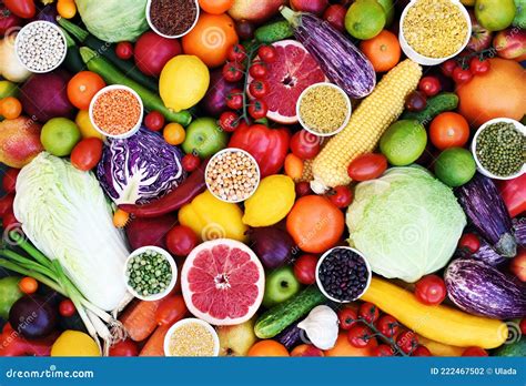 Ilustración de diversos alimentos vegetales: frutas, verduras, granos y legumbres.