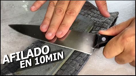 Proceso de afilado de la hoja de un cuchillo de cocina con una piedra de afilar