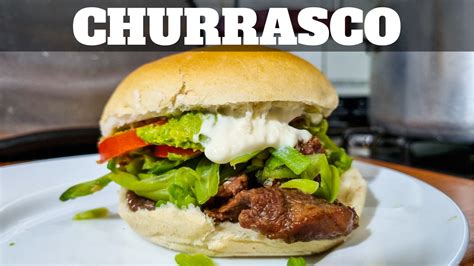 Foto de un churrasco chileno con mayonesa casera líquida y tomate