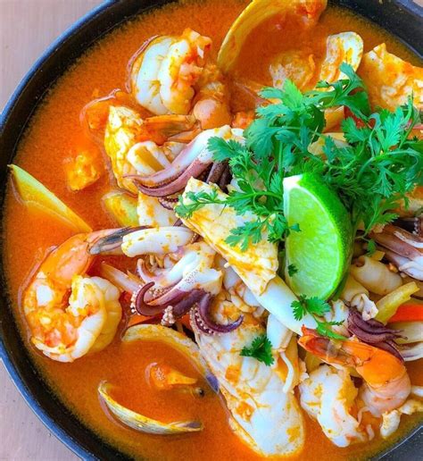 Ingredientes frescos para sopa de mariscos: variedad de mariscos, verduras y condimentos