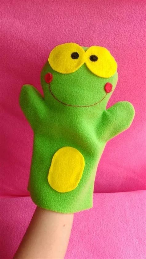 Ilustración de un títere de sapo de fieltro en proceso de costura