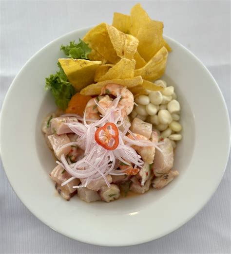 Ceviche mixto servido en conchas de loco en Chaltu