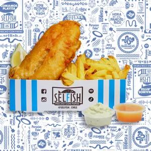 Fishbox de pescado frito con papas y salsas en Selfish