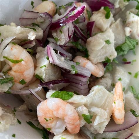 Plato de ceviche peruano con camarones