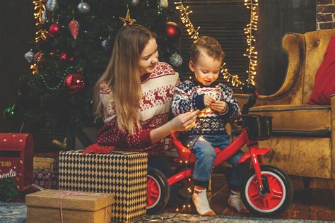 Ilustración de un niño recibiendo una bicicleta como regalo de Navidad.