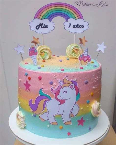 Ilustración de una torta decorada con temática de unicornio