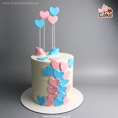Torta de baby shower abierta mostrando el color interior para la revelación del sexo