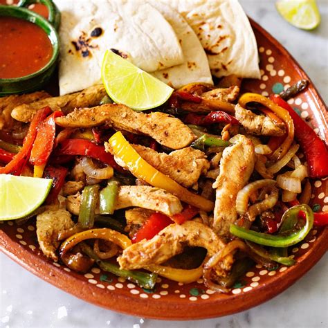Fajitas de pollo con salsa cremosa de pimentón, servidas con arroz mexicano y vegetales