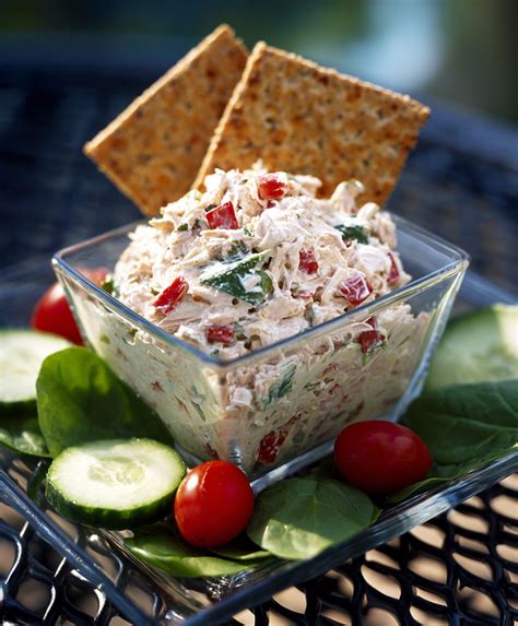 Mousse de pimiento decorado con perejil, aceitunas y galletas saladas