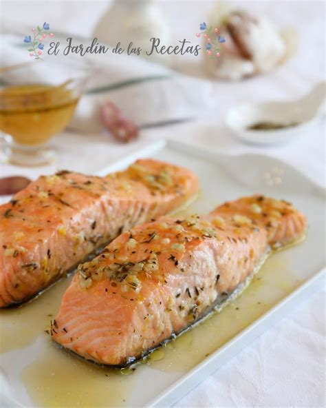 Filete de salmón al horno, dorado y jugoso, con láminas de limón y eneldo fresco.