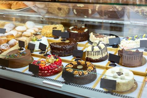 Fotografía de vitrina con pastelería fina y tortas artesanales de Roggendorf