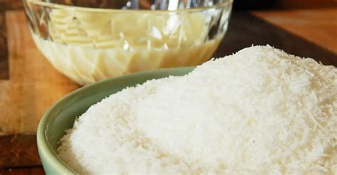 Primer plano de coco rallado y leche condensada, ingredientes clave.