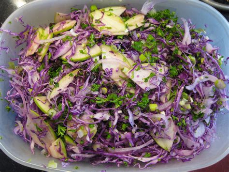 Corte fino de repollo morado y cebolla de verdeo para ensalada