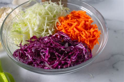 Variedad de repollos (blanco y morado) y zanahoria rallada para Coleslaw