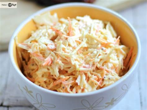Ingredientes frescos para una ensalada Coleslaw cremosa