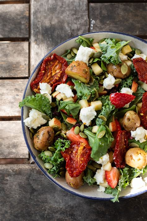 Ensalada rústica con variedad de ingredientes frescos y aliño cremoso