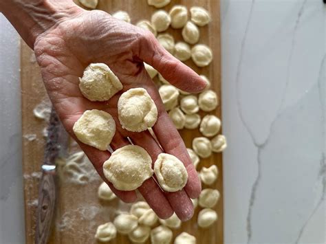 Niña apuliana haciendo orecchiette a mano