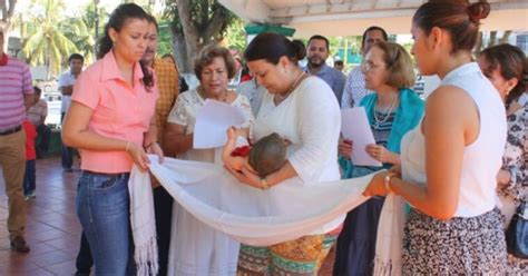 Familia reunida alrededor del Nacimiento, participando en el arrullo del Niño Dios.
