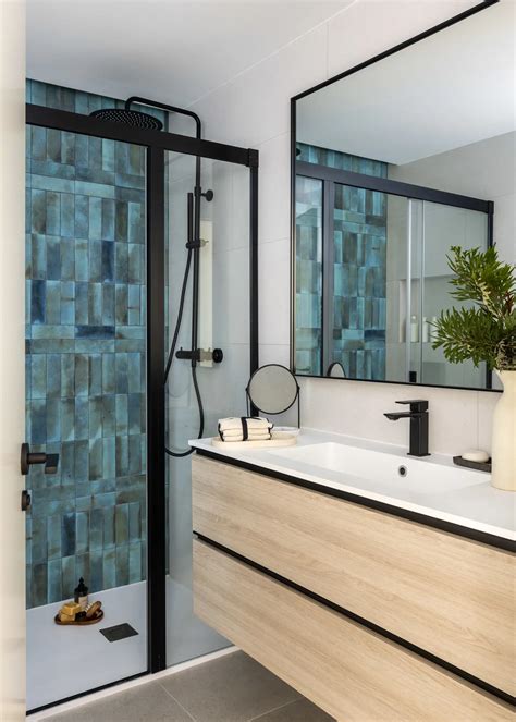Ilustración de diferentes superficies del baño (azulejos, inodoro, lavabo) con el producto Flash Pisos.