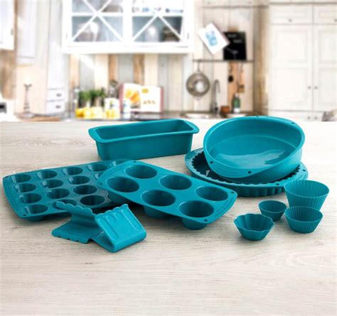 Comparativa visual de moldes de repostería de diferentes materiales (silicona, metal, goma eva)