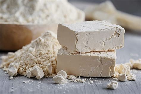 Fotografía detallada de un bizcocho con levadura fresca cubierto con láminas de ciruela y una capa dorada de streusel crujiente.