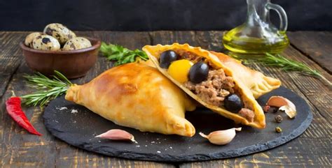 Ilustración de una empanada tradicional chilena con su relleno de pino.
