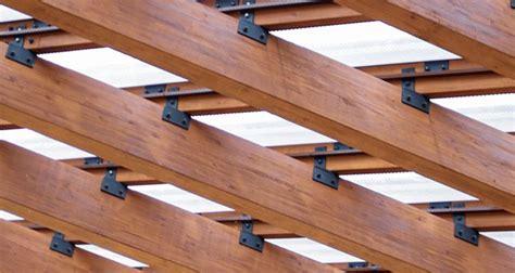 Detalle arquitectónico de interiores patrimoniales: molduras de querubines y vigas de madera de eucalipto