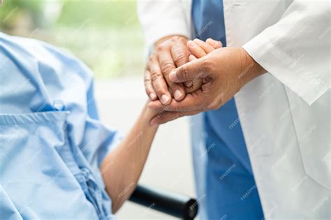 Imagen ilustrativa de un cuidador brindando apoyo a un paciente con enfermedad neurodegenerativa en cama