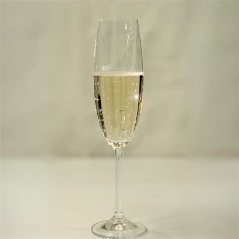 Copa de espumante brut con rebanadas de jamón serrano en un ambiente elegante