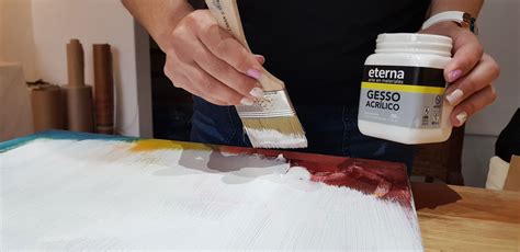 Aplicación de gesso sobre un lienzo con espátula