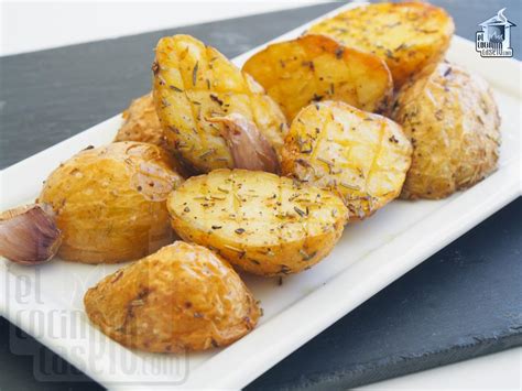 Patatas asadas al horno rellenas con diversos ingredientes y gratinadas.