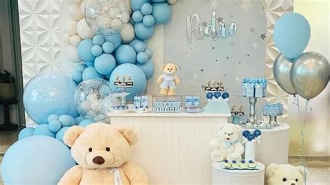 Alfajores decorados con motivos infantiles y colores para baby shower de niño, como azul, amarillo y blanco